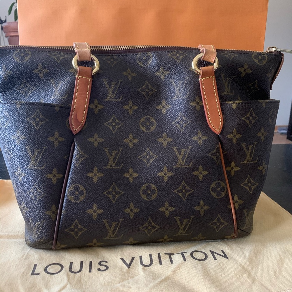 Authentic Louis Vuitton Totally PM!!